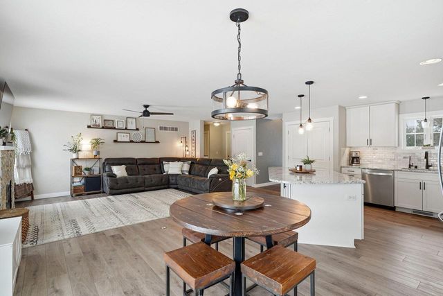 307 Scuppernong CIRCLE, Dousman, WI 53118