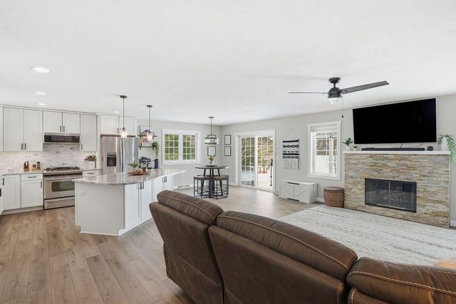 307 Scuppernong CIRCLE, Dousman, WI 53118