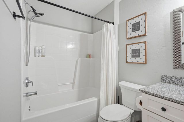 307 Scuppernong CIRCLE, Dousman, WI 53118