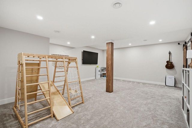 307 Scuppernong CIRCLE, Dousman, WI 53118