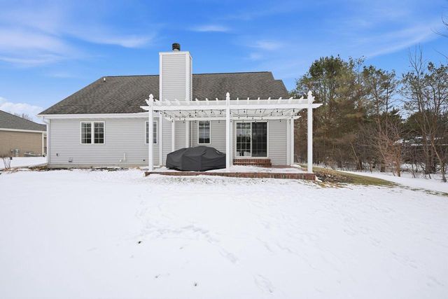 307 Scuppernong CIRCLE, Dousman, WI 53118