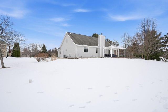 307 Scuppernong CIRCLE, Dousman, WI 53118