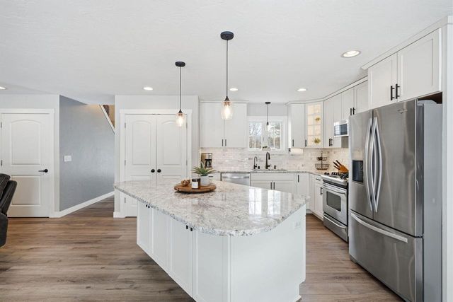 307 Scuppernong CIRCLE, Dousman, WI 53118