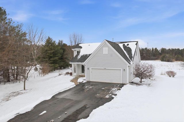 307 Scuppernong CIRCLE, Dousman, WI 53118