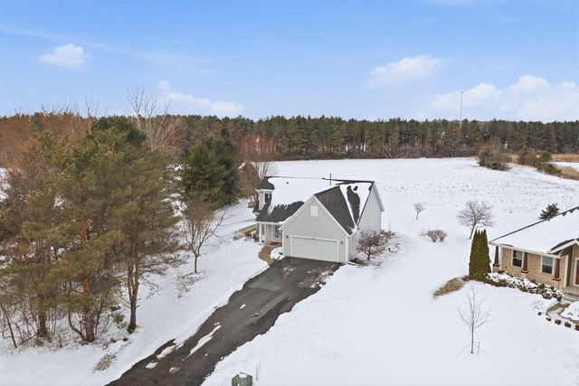 307 Scuppernong CIRCLE, Dousman, WI 53118