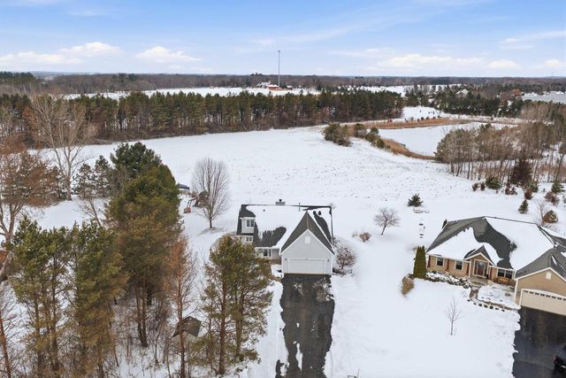 307 Scuppernong CIRCLE, Dousman, WI 53118