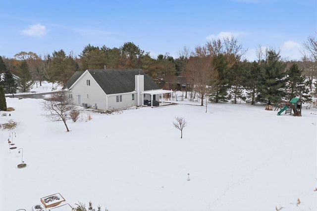 307 Scuppernong CIRCLE, Dousman, WI 53118