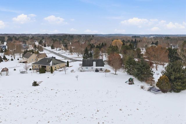 307 Scuppernong CIRCLE, Dousman, WI 53118