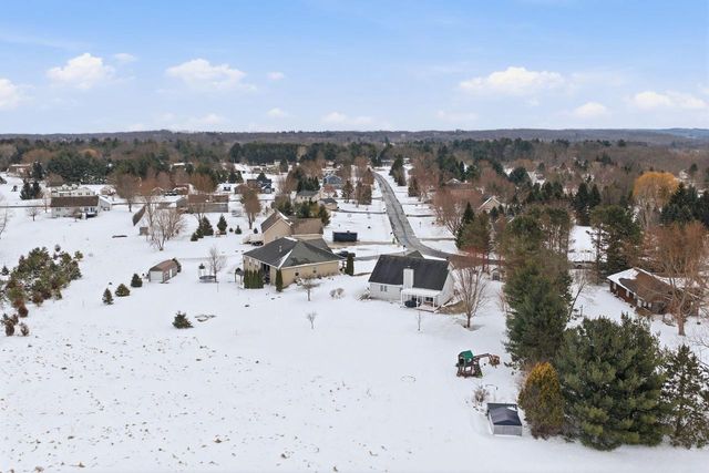 307 Scuppernong CIRCLE, Dousman, WI 53118