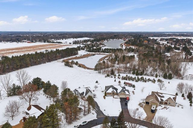 307 Scuppernong CIRCLE, Dousman, WI 53118