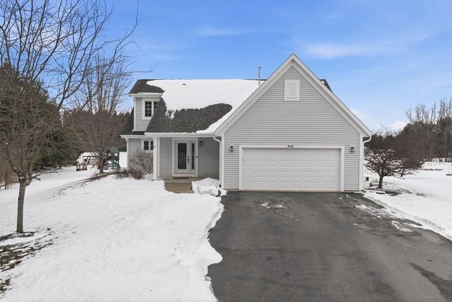 307 Scuppernong CIRCLE, Dousman, WI 53118
