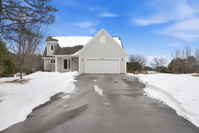 307 Scuppernong CIRCLE, Dousman, WI 53118