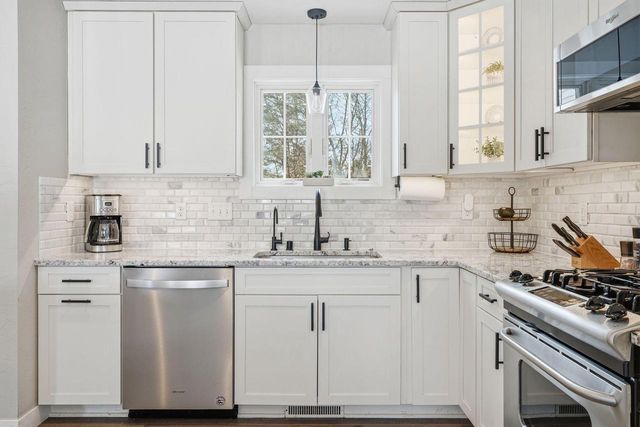 307 Scuppernong CIRCLE, Dousman, WI 53118