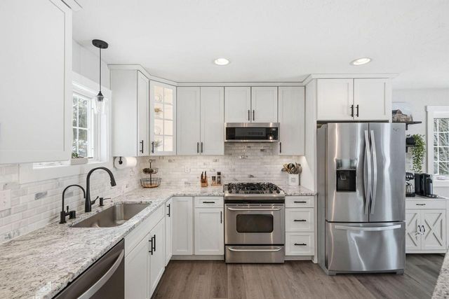 307 Scuppernong CIRCLE, Dousman, WI 53118