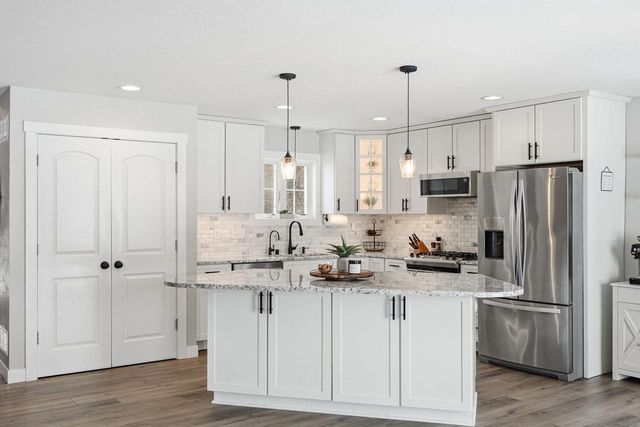 307 Scuppernong CIRCLE, Dousman, WI 53118