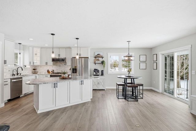 307 Scuppernong CIRCLE, Dousman, WI 53118