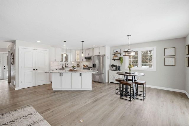 307 Scuppernong CIRCLE, Dousman, WI 53118