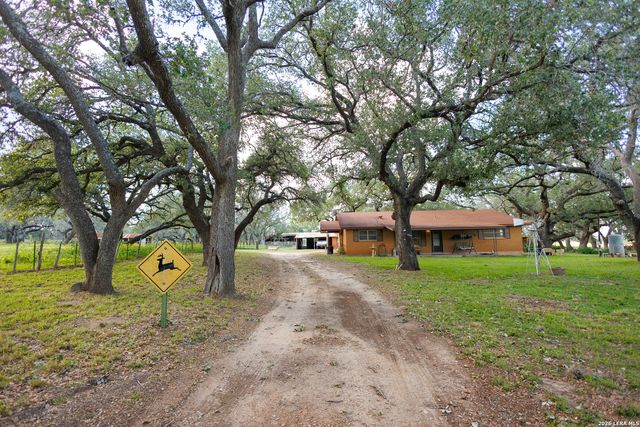 1698 W FM 2200, Devine, TX 78016