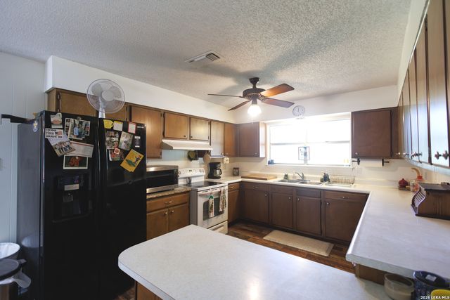 1698 W FM 2200, Devine, TX 78016