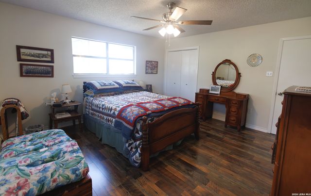 1698 W FM 2200, Devine, TX 78016