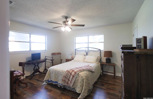 1698 W FM 2200, Devine, TX 78016