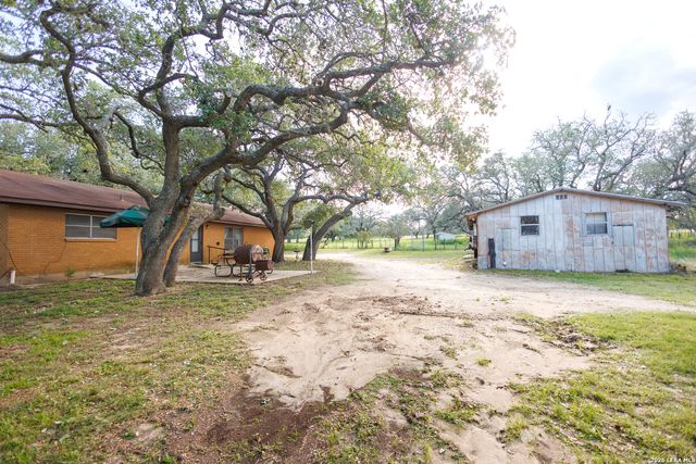 1698 W FM 2200, Devine, TX 78016
