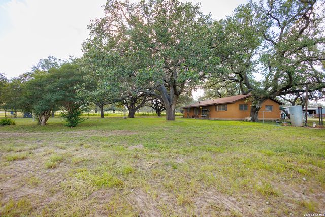 1698 W FM 2200, Devine, TX 78016