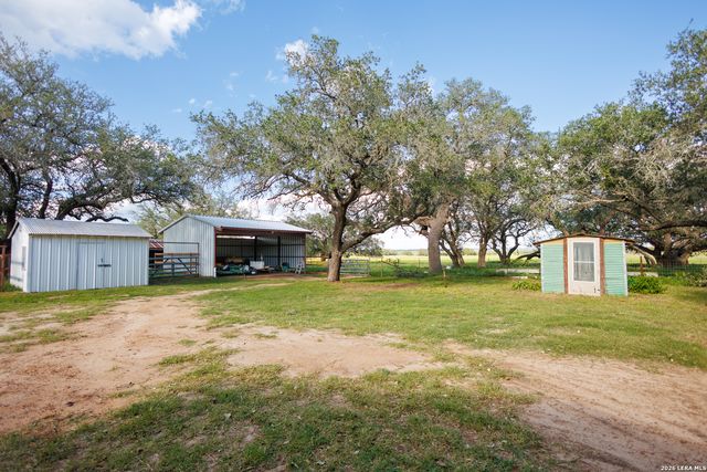 1698 W FM 2200, Devine, TX 78016