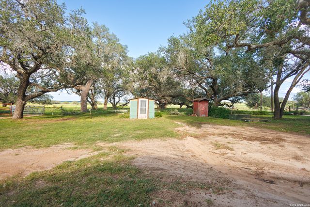1698 W FM 2200, Devine, TX 78016