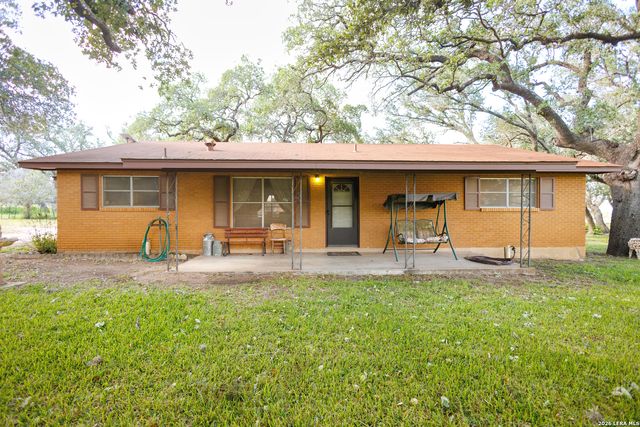 1698 W FM 2200, Devine, TX 78016