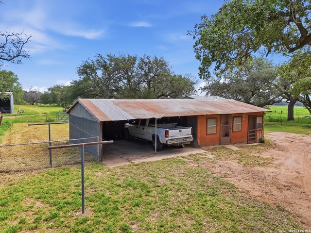 1698 W FM 2200, Devine, TX 78016
