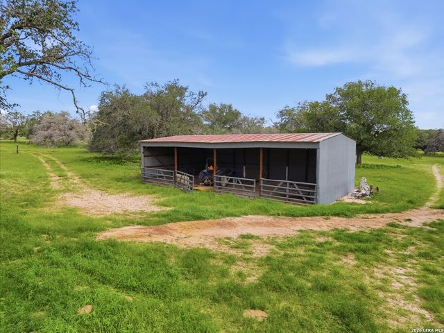 1698 W FM 2200, Devine, TX 78016