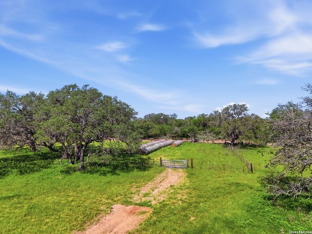 1698 W FM 2200, Devine, TX 78016