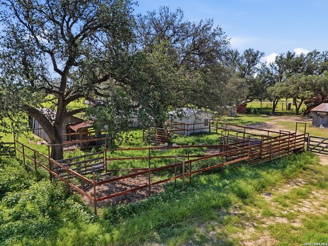 1698 W FM 2200, Devine, TX 78016