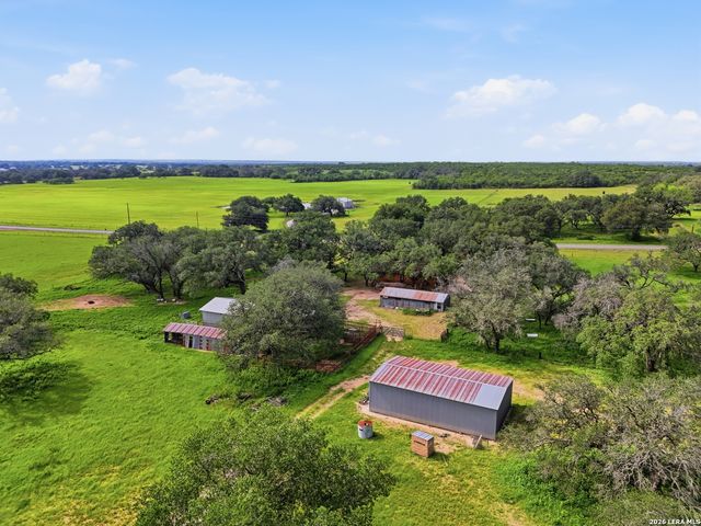 1698 W FM 2200, Devine, TX 78016