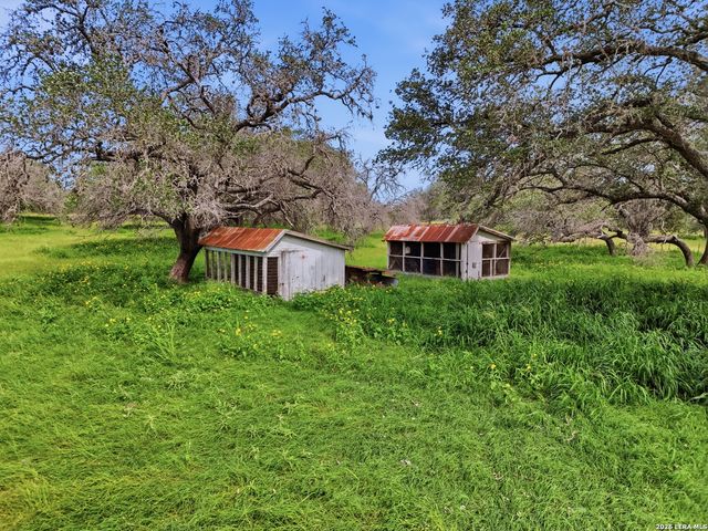 1698 W FM 2200, Devine, TX 78016