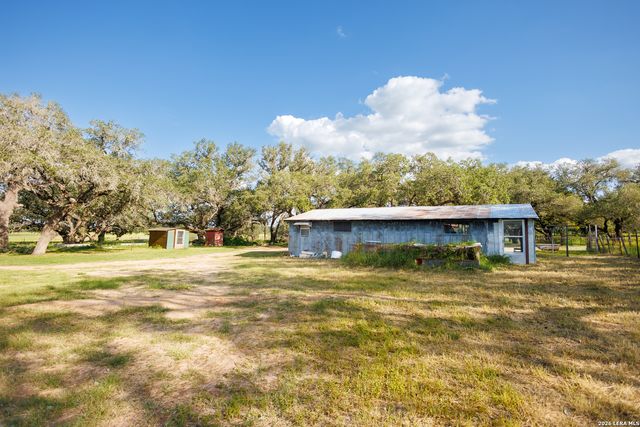 1698 W FM 2200, Devine, TX 78016