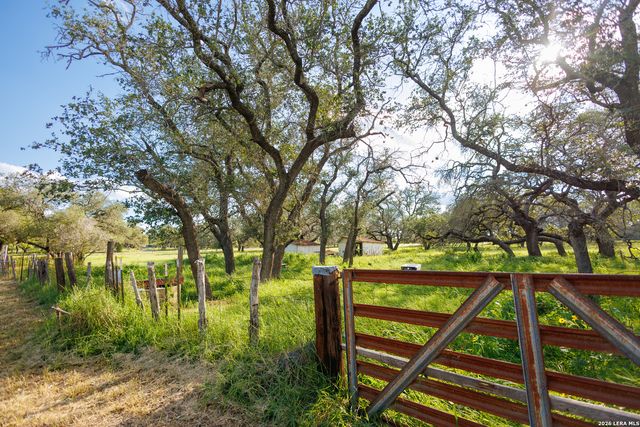1698 W FM 2200, Devine, TX 78016