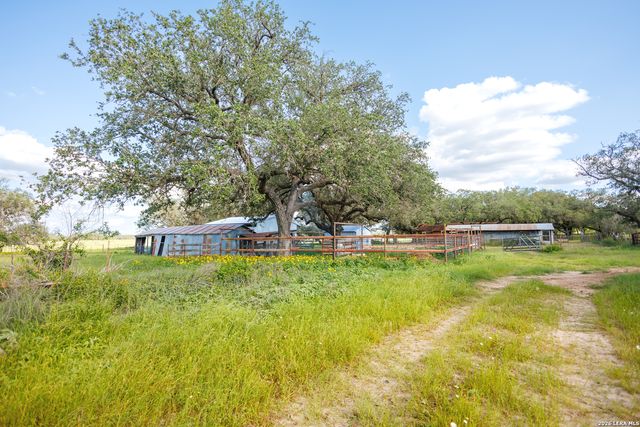 1698 W FM 2200, Devine, TX 78016