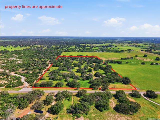 1698 W FM 2200, Devine, TX 78016