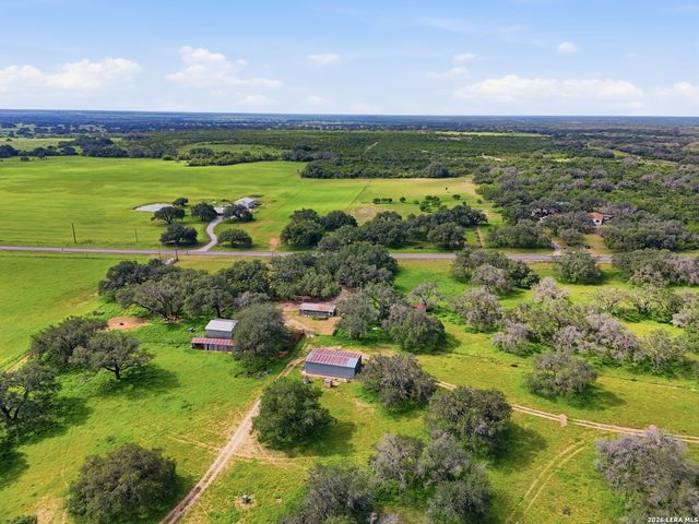 1698 W FM 2200, Devine, TX 78016