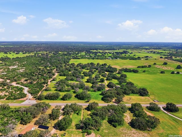 1698 W FM 2200, Devine, TX 78016