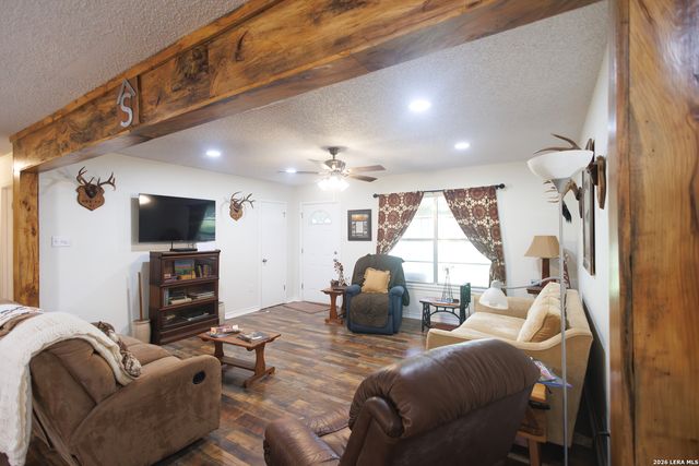 1698 W FM 2200, Devine, TX 78016