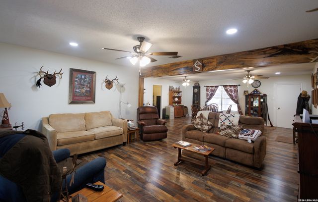1698 W FM 2200, Devine, TX 78016