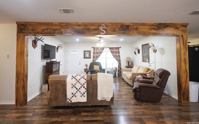 1698 W FM 2200, Devine, TX 78016