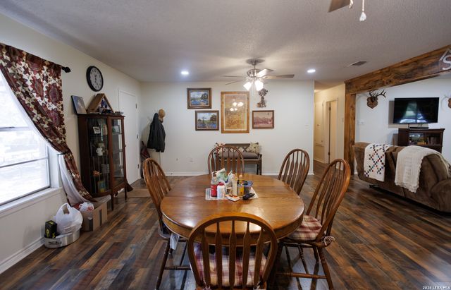1698 W FM 2200, Devine, TX 78016