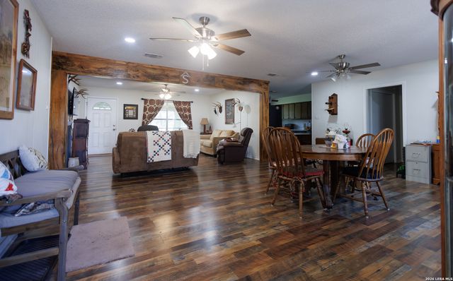 1698 W FM 2200, Devine, TX 78016
