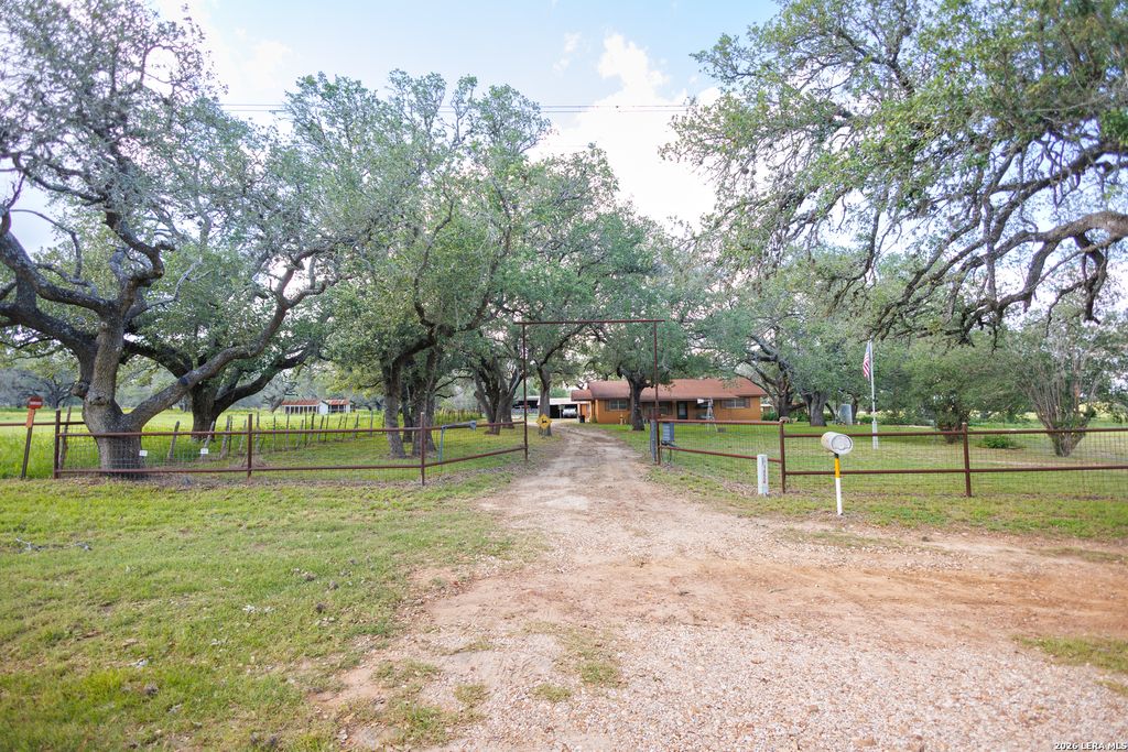 1698 W FM 2200, Devine, TX 78016