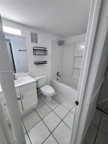 430 Commodore Dr 104, Plantation, FL 33325