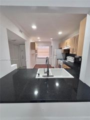 430 Commodore Dr 104, Plantation, FL 33325